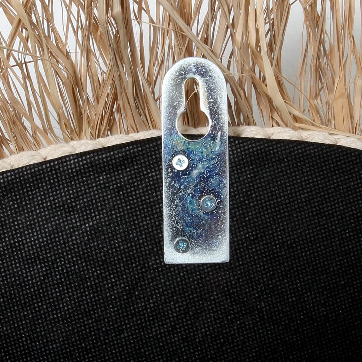 Close-up of De Raffia Kauri Spiegel hanger with natural raffia fringe, showcasing bohemian coastal décor style. Bazar Bizar Living.
