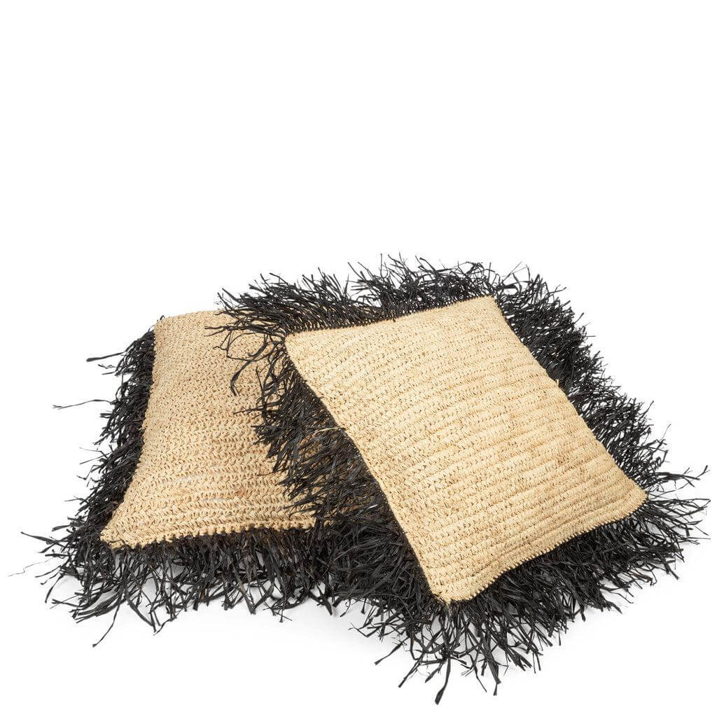 Twee handgeweven raffia kussenhoezen in naturel zwart, 60x60 cm. Perfect voor een boho touch in uw interieur. Binnenkussen niet inbegrepen.