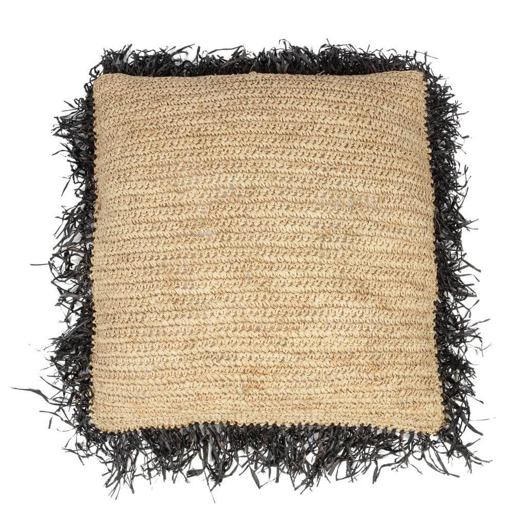 Alt Tag: Handgeweven raffia kussenhoes in naturel zwart, 60x60 cm, voor een boho uitstraling in huis, tuin of terras.