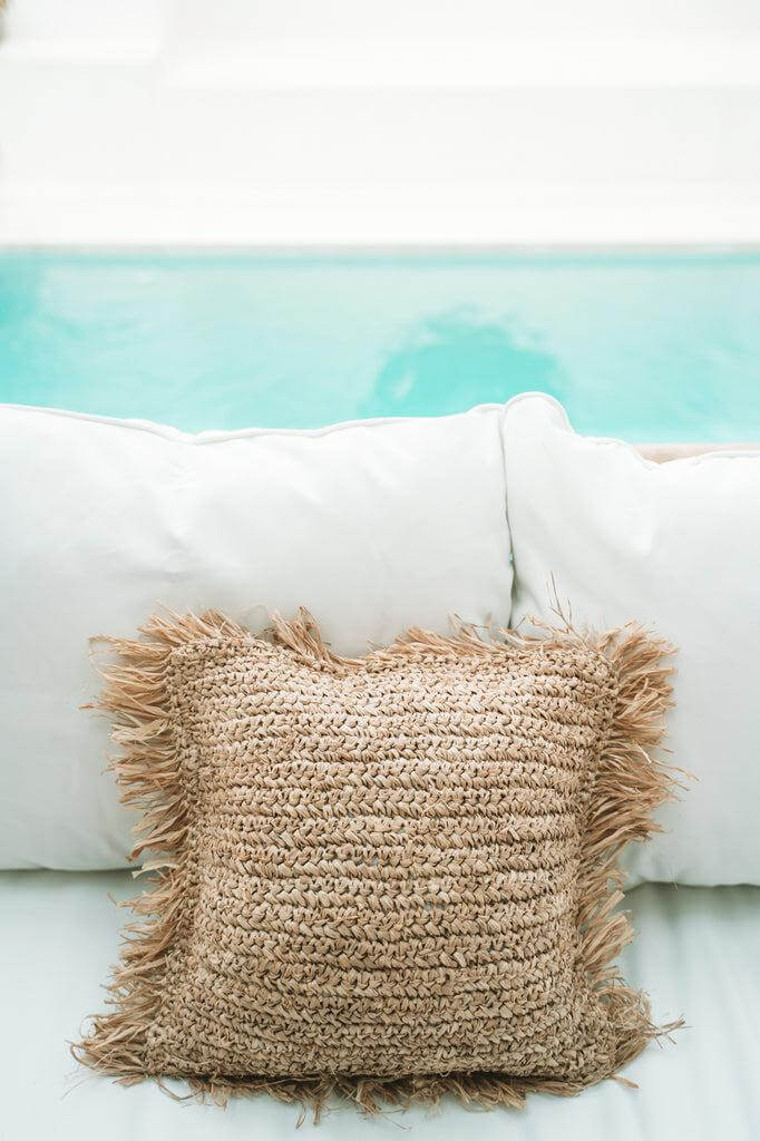 Raffia kussenhoes van 40x40 cm in natuurlijke kleur, stijlvol handgeweven in Indonesië, perfect voor een boho-accent in tuinen of woonkamers.