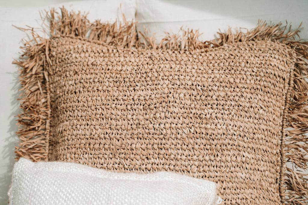 Handgeweven raffia kussenhoes 60x60 cm, natuurlijk beige, met boho flair, perfect voor interieur of tuin. Zonder binnenkussen.