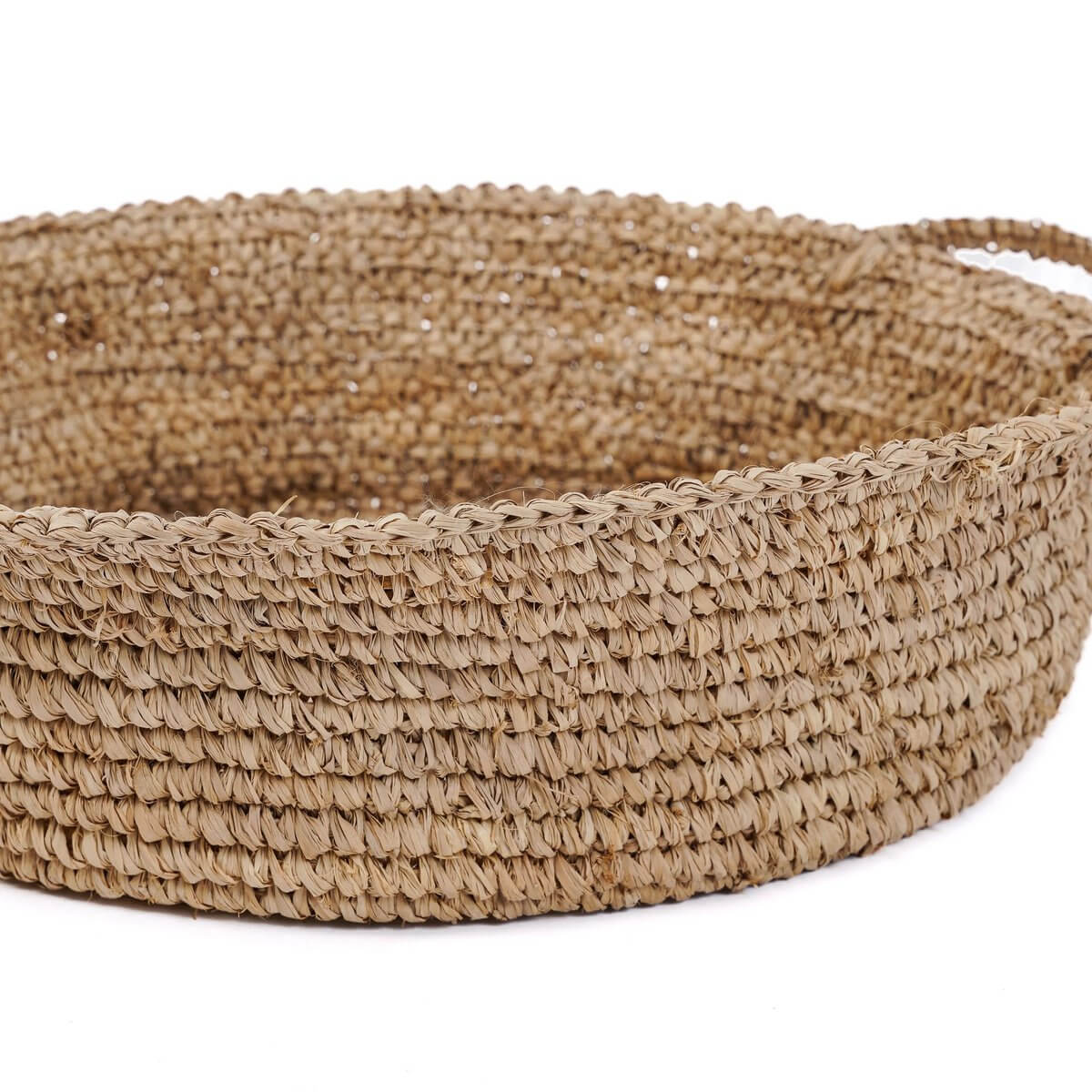 Raffia mand in natuurlijke tinten, perfect als mandbak of opberger voor kleinere ruimtes met rustieke elegantie.