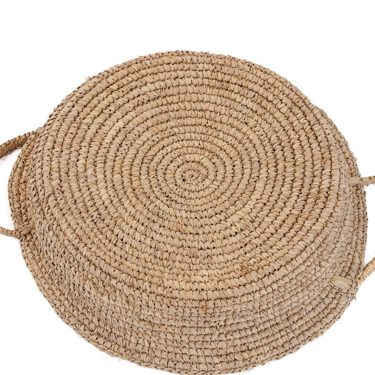 Ronde raffia mand met natuurlijke uitstraling en rustieke elegantie, ideaal voor compacte ruimtes zoals planken of werkbladen.