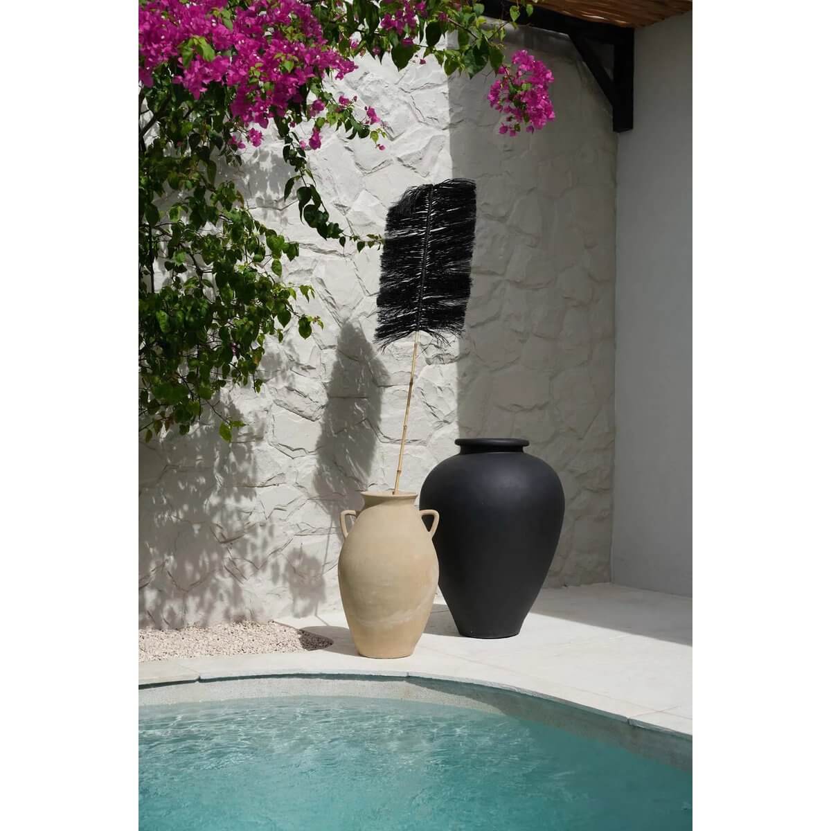 Grote bamboetak met zwart raffia grasblad decoratief naast een zwembad, boho stijl interieur, Bazar Bizar Living