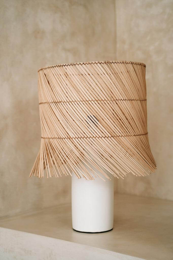Handgeweven witte terracotta en rotan tafellamp voor gezellige boho sfeer in huis, 56 cm hoog, wit natuur design.