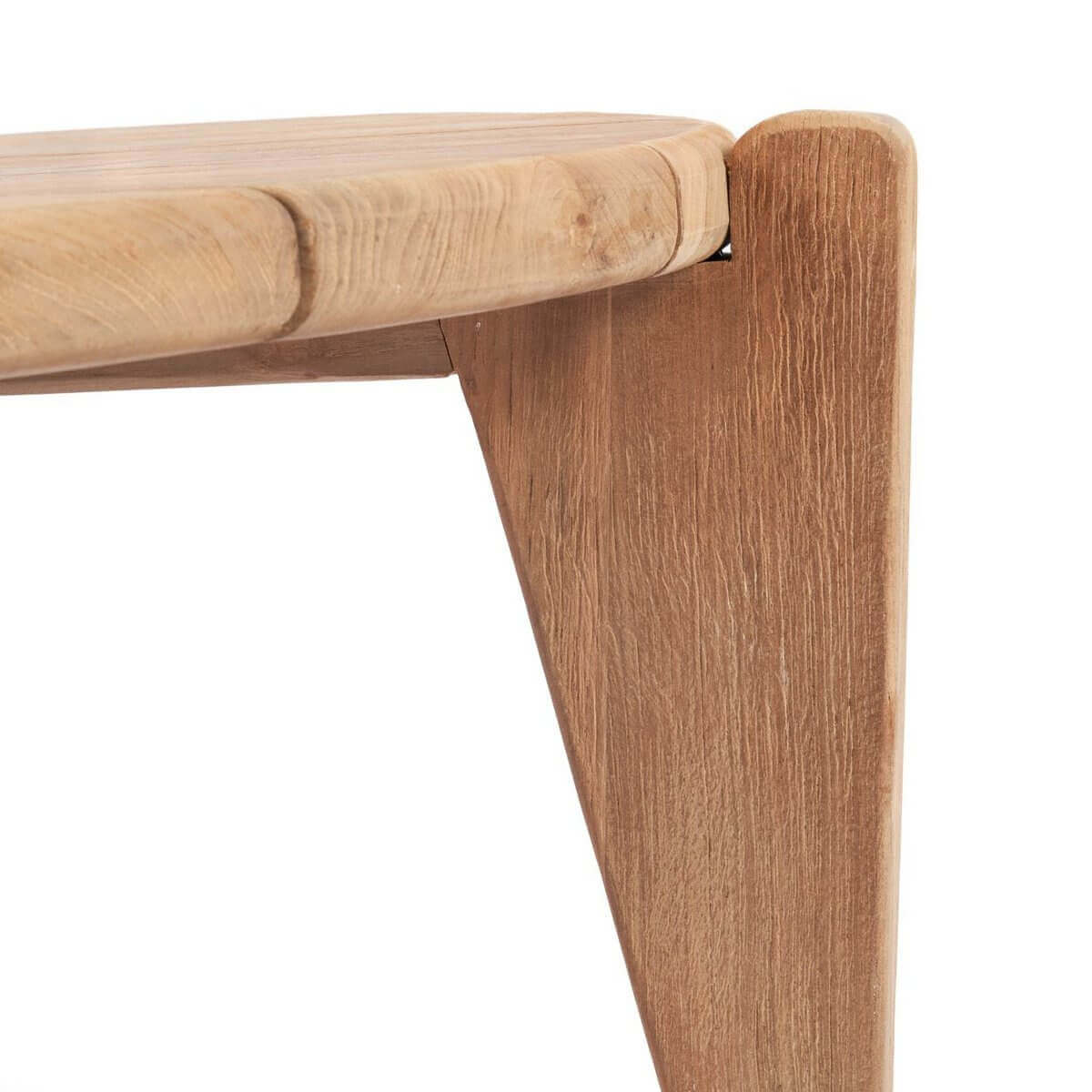 Detail van de Seseh salontafel met drievoudig pootontwerp, gemaakt van teakhout voor stabiliteit en moderne uitstraling.