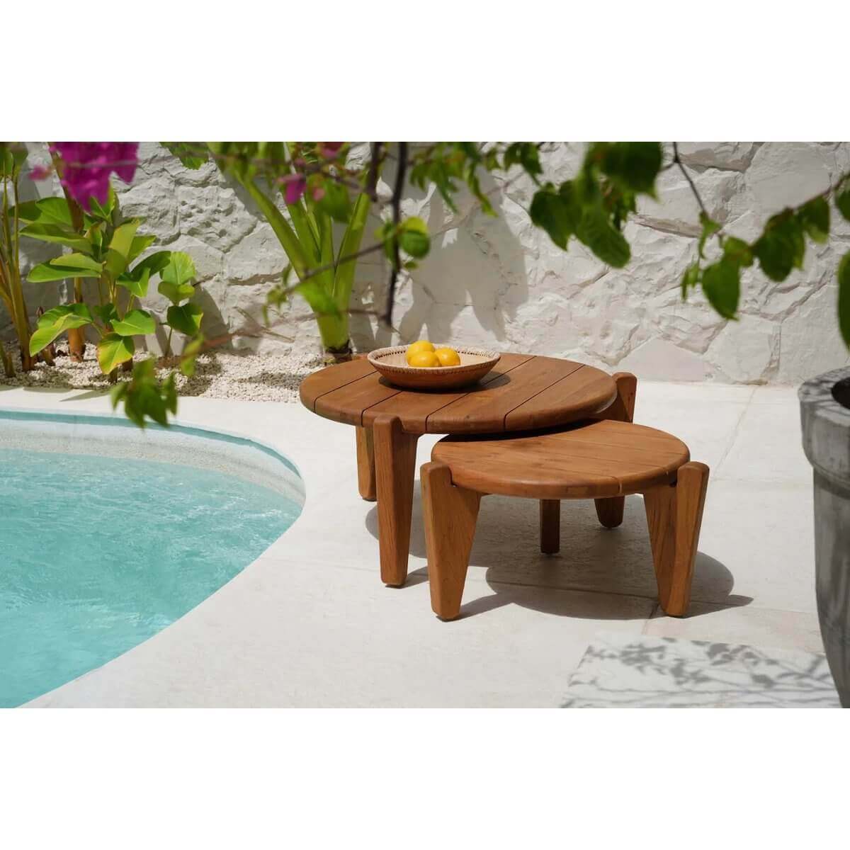 Teakhouten Seseh salontafel in de tuin naast zwembad, met drie poten voor stabiliteit en modern ontwerp, perfect voor buitengebruik.