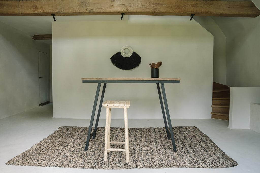 Alt Tag: "Stijlvolle zwarte De Shell Alang Alang muurdecoratie met zeegras en schelpen op een minimalistische muur in een modern interieur."
