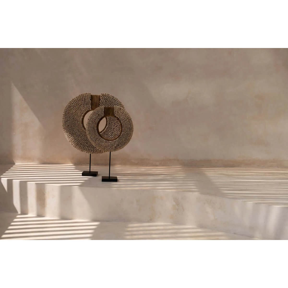 Alt Tag: Decoratieve schelp op standaard voor serene strandvibes in huis, ideaal voor woonkamer of gang – handgemaakt en uniek.
