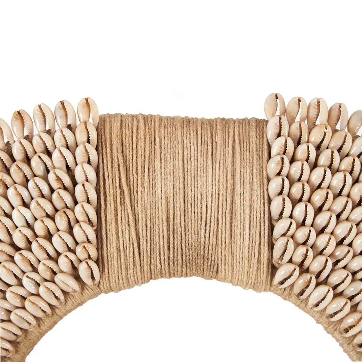 Decoratieve schelpenketting met natuurlijke details, perfect voor een rustgevende, strandachtige sfeer in jouw interieur.