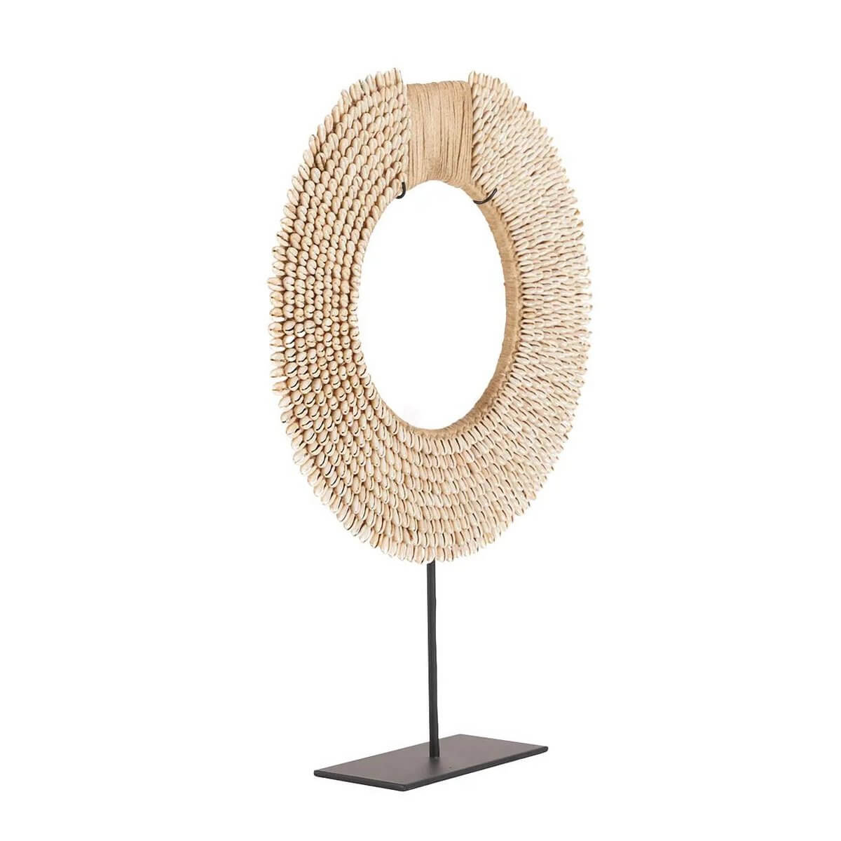 Alt Tag: Decoratieve schelp op standaard met gedetailleerde textuur, perfect voor interieurdecoratie en strandvibes.