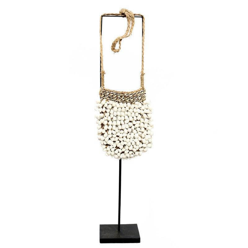 Handgemaakte witte Shell Purse op standaard, versierd met zeeschelpen, een bohemian chic statement stuk voor interieurdecoratie.