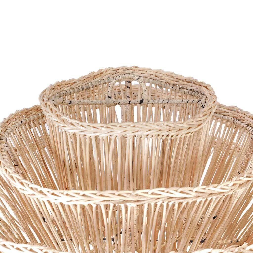 Natuurlijke rotan hanglamp De Shiitake, handgemaakt door Balinese ambachtslieden, creëert speelse patronen op muren en plafond.