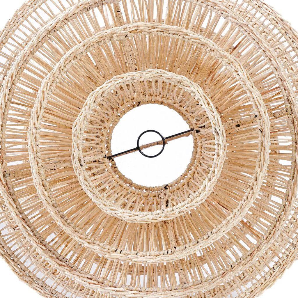 De Shiitake Hanglamp - Naturel, handgemaakt rotan ontwerp door Balinese ambachtslieden, creëert speelse patronen op muren en plafond.