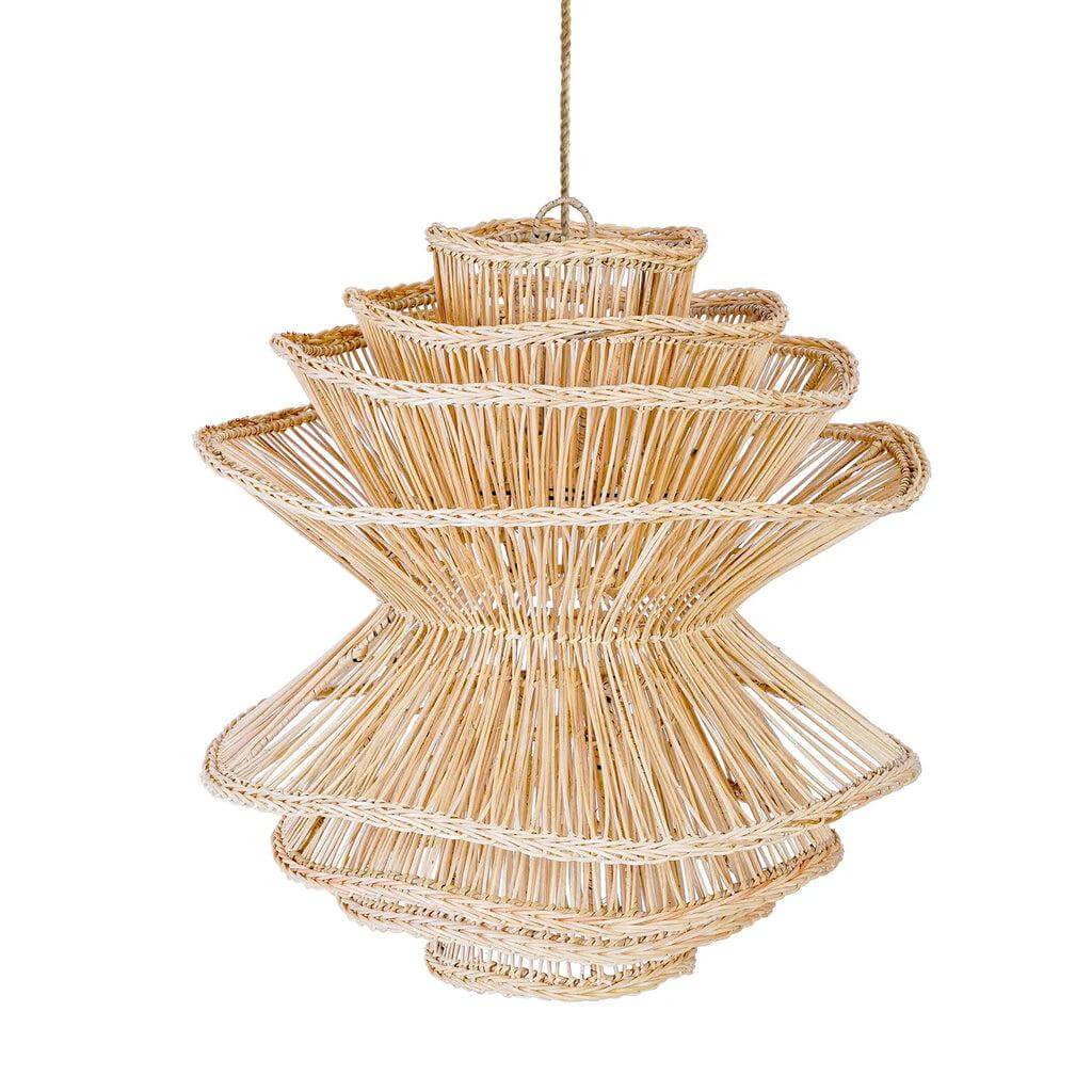 Hanglamp van rotan, geïnspireerd door organische vormen, handgemaakt door Balinese ambachtslieden, kleur naturel, uniek ontwerp.