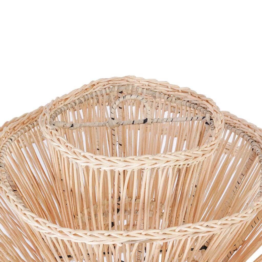 Alt Tag: Close-up van de De Shiitake Hanglamp in rotan ontwerp, handgemaakt door Balinese ambachtslieden, kleur Naturel, organische vormen.