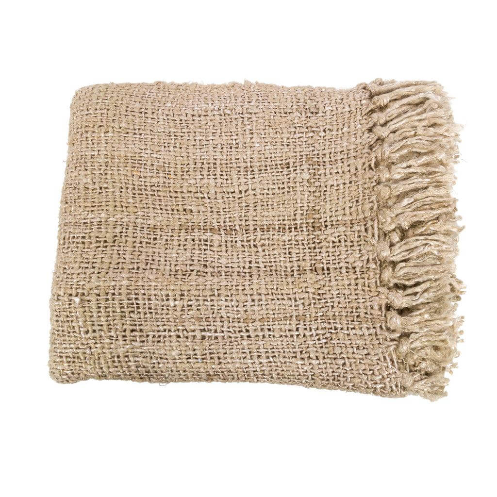 Luxe handgeweven katoenen plaid in beige met franjes, perfect voor een warme sfeer in interieur of slaapkamer. Afmeting 170x130 cm.