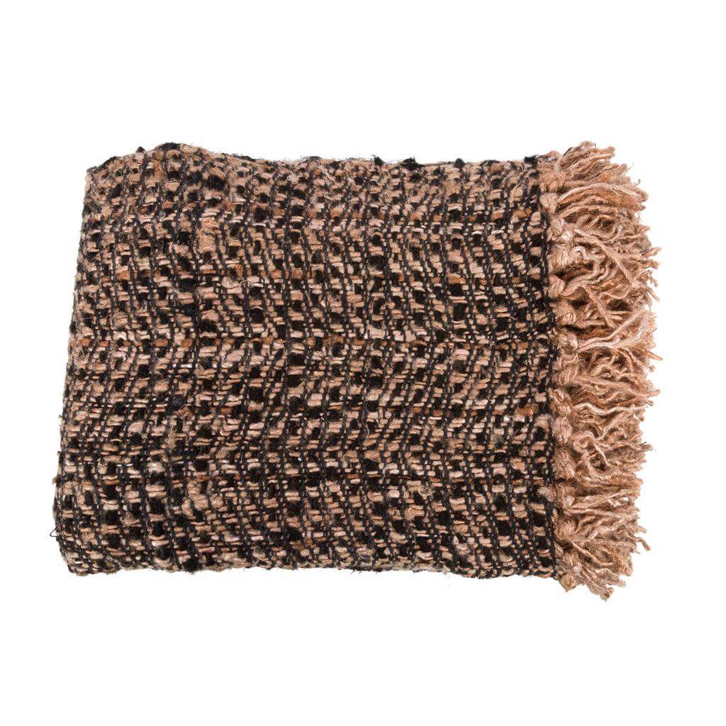 Alt Tag: Luxe zwarte koperkleurige plaid met franjes, handgeweven katoen, perfect voor sfeervolle avonden binnen of buiten.