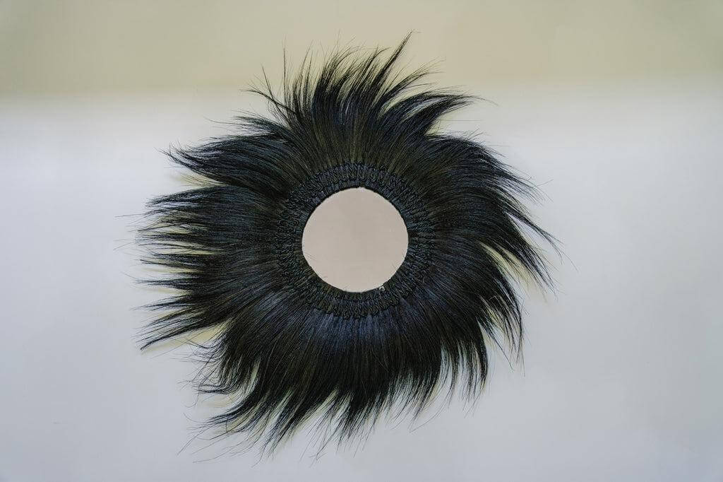 De Simba Spiegel in zwart met boho Rayung Grass manen, diameter spiegelglas 30cm. Trendy wanddecoratie voor elke kamer.