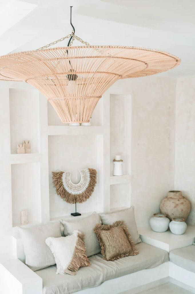 Naturel XXL rotan hanglamp in moderne woonkamer, stralend boven beige bank en decoratieve accessoires. Perfect voor stijlvol interieur.