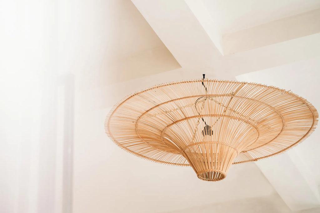 De Sky Hanglamp XXL van natuurlijk rotan aan een plafond, modern en stijlvol design voor interieurdecoratie.