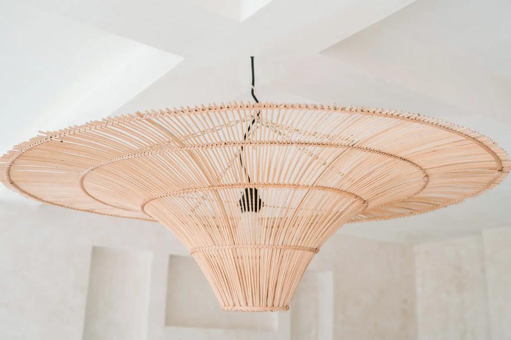 Prachtige XXL De Sky hanglamp van natuurlijk rotan aan het plafond, een meesterwerk voor je interieur.