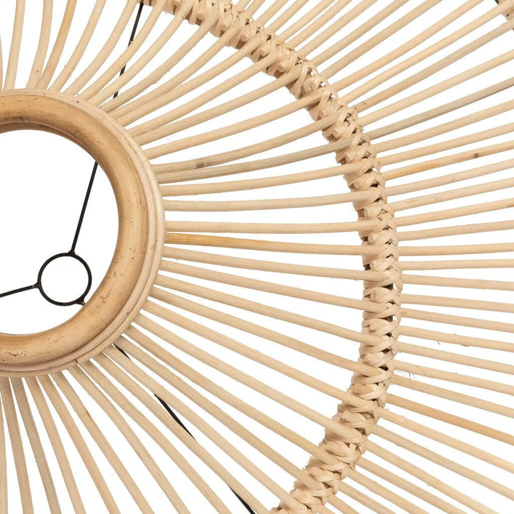 De Sky Hanglamp XXL in naturel rotan, gedetailleerde weergave van het kunstzinnige ontwerp, perfect voor een stralend interieur.