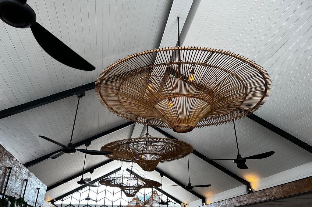 De Sky Hanglamp XXL, naturel rotan, plafondlamp in moderne ruimte, straalt elegantie uit. Perfect voor stijlvolle interieurdecoratie.