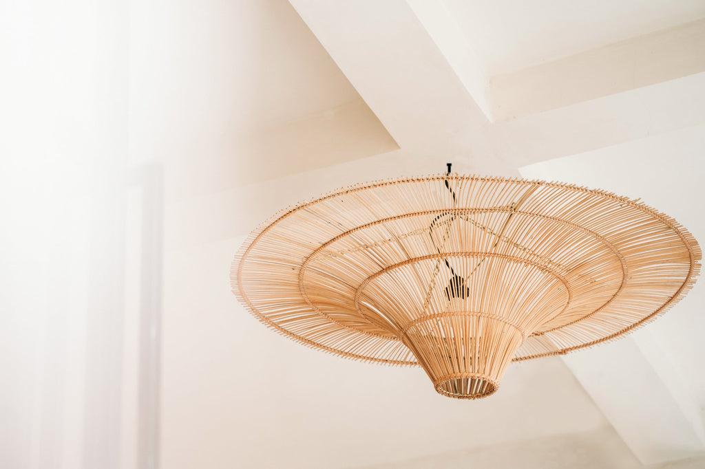 De Sky Hanglamp XXL in naturel rotan, een uniek kunstwerk aan het plafond dat je interieur laat stralen.