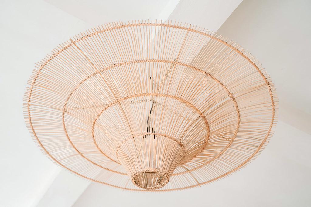 De Sky Hanglamp XXL in natuurlijk rotan, een opvallend plafond kunstwerk voor interieur, verkrijgbaar in meerdere maten.