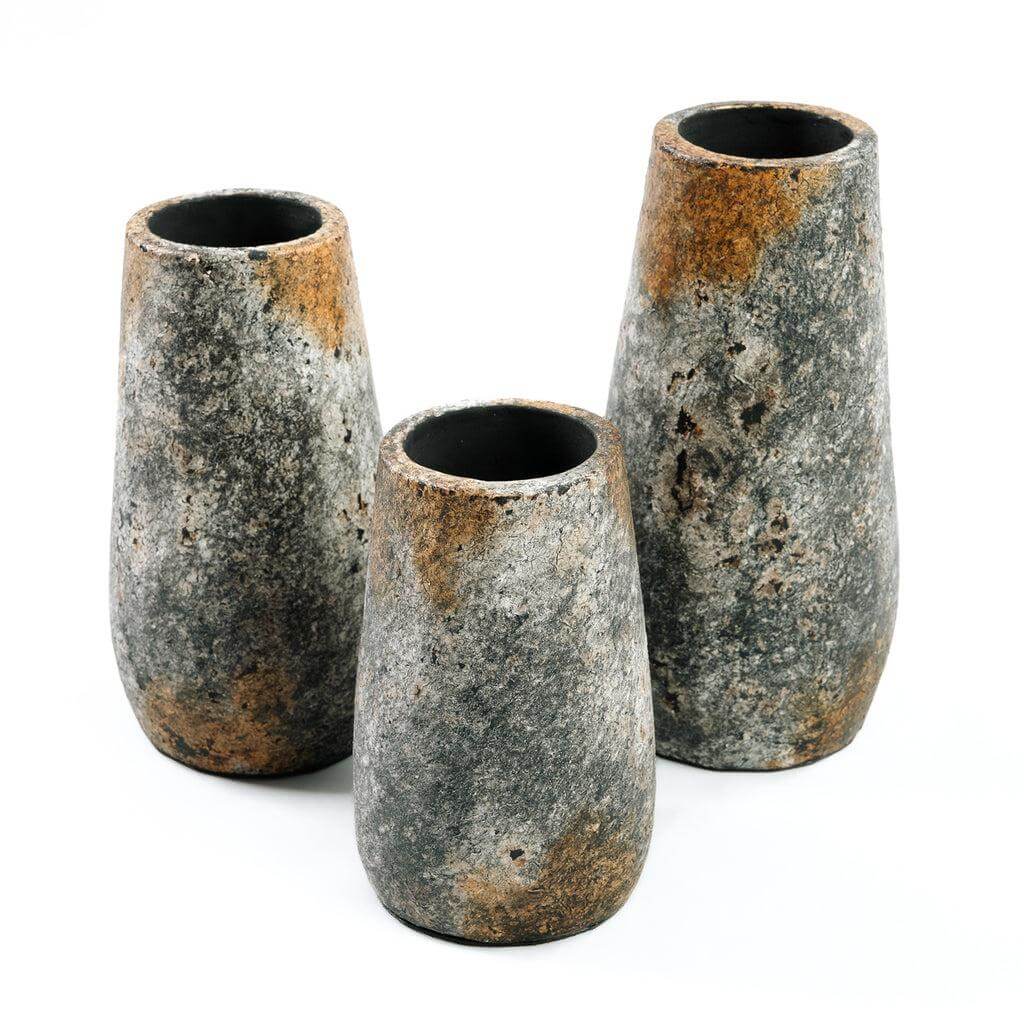 Drie antieke grijze De Spooky Vazen in verschillende maten, perfect voor gedroogde bloemen, met zilverachtige glans en roestige accenten.