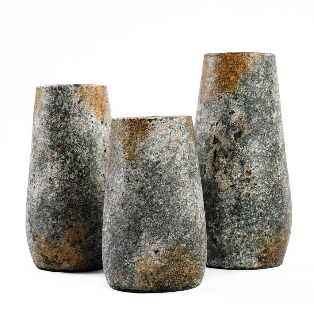Alt Tag: Drie antieke grijze terracotta vazen met zilveren glans en roestkleurige tinten, perfect voor droge bloemendisplays.