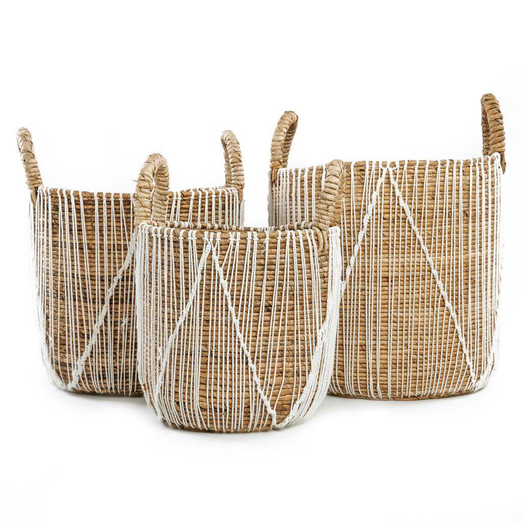 Drie naturel zeegras manden met wit macramé patroon, ideaal voor opbergen of decor. Verkrijgbaar in meerdere maten.