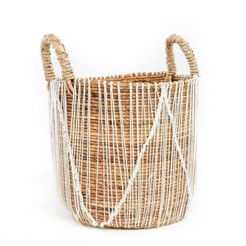 Naturel zeegras mand met wit macramé patroon, perfect voor decoratie of opslag van tijdschriften en planten. Duurzaam, stijlvol ontwerp.