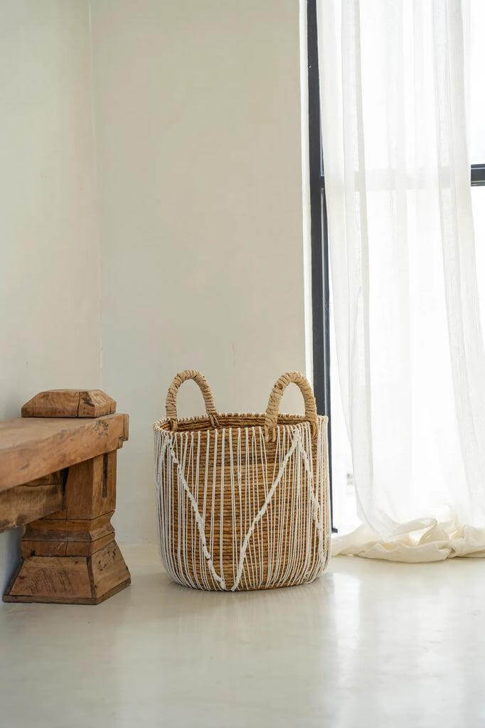 Alt Tag: Natuurlijke zeegras mand met wit macramé patroon, perfect voor tijdschriften of planten. Stijlvolle duurzame opbergoplossing.