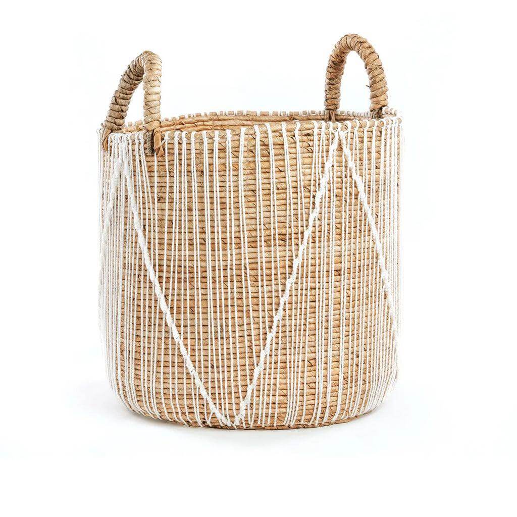 Natuurlijke zeegras mand met wit katoenen macramé patroon, perfecte opberger voor tijdschriften, speelgoed of planten, medium formaat.