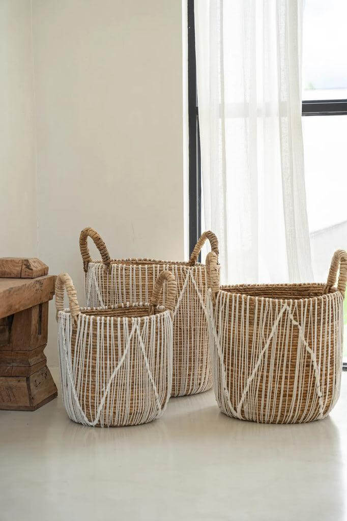 Alt Tag: Drie naturelkleurige macramé zeegras manden in verschillende maten met wit katoenen patroon, perfect voor decoratie en opslag.
