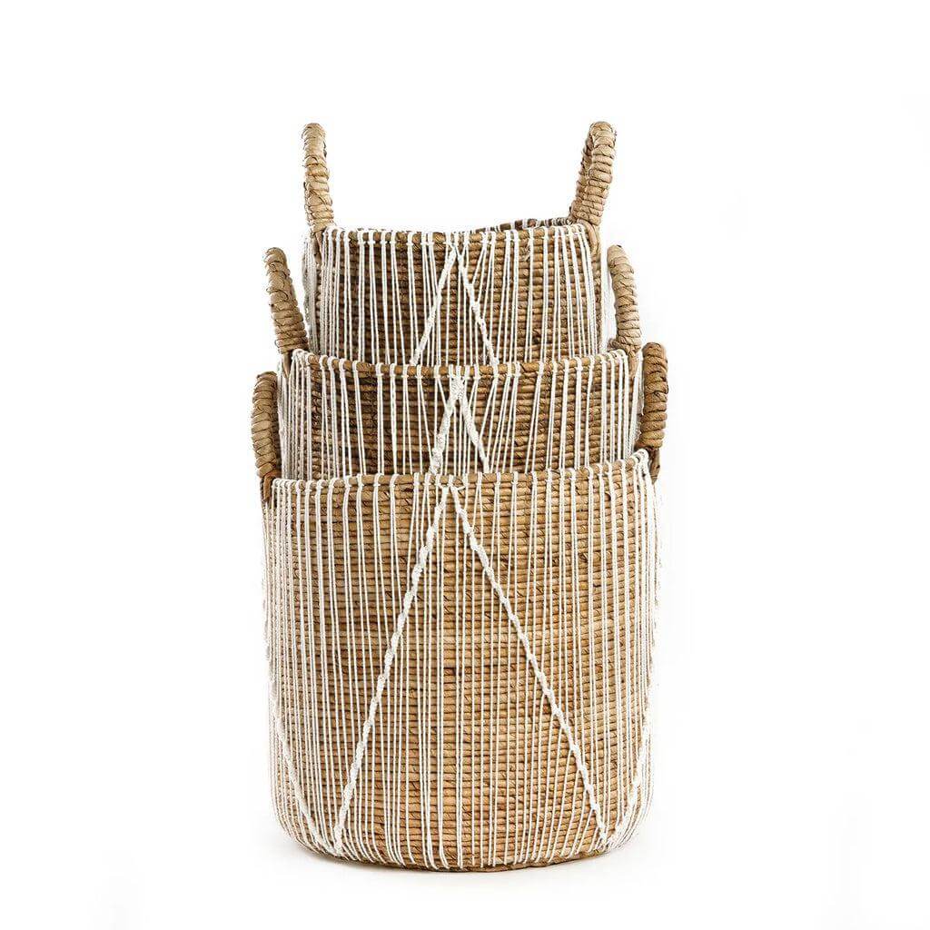 Set van drie macrame manden van zeegras met witte katoenen patronen, ideaal voor opslag of decoratie. Kleur: naturel.