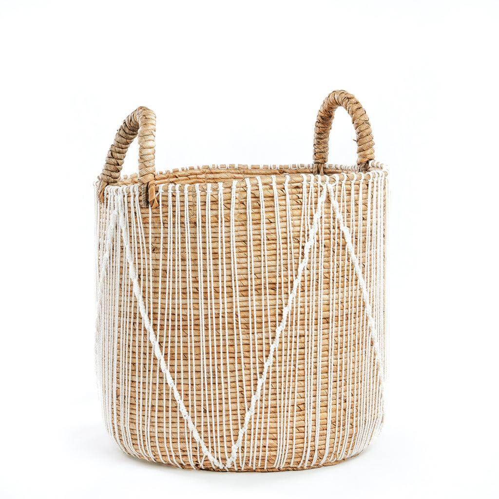 De Straight Stitched Macrame Mand M in natuurlijk zeegras met wit katoenen patroon, perfect voor opslag en decoratie.