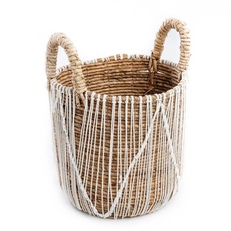 Alt Tag: Handgemaakte macramé mand van zeegras met wit patroon, ideaal voor magazines of planten, in natuurlijke kleur. Drie maten beschikbaar.