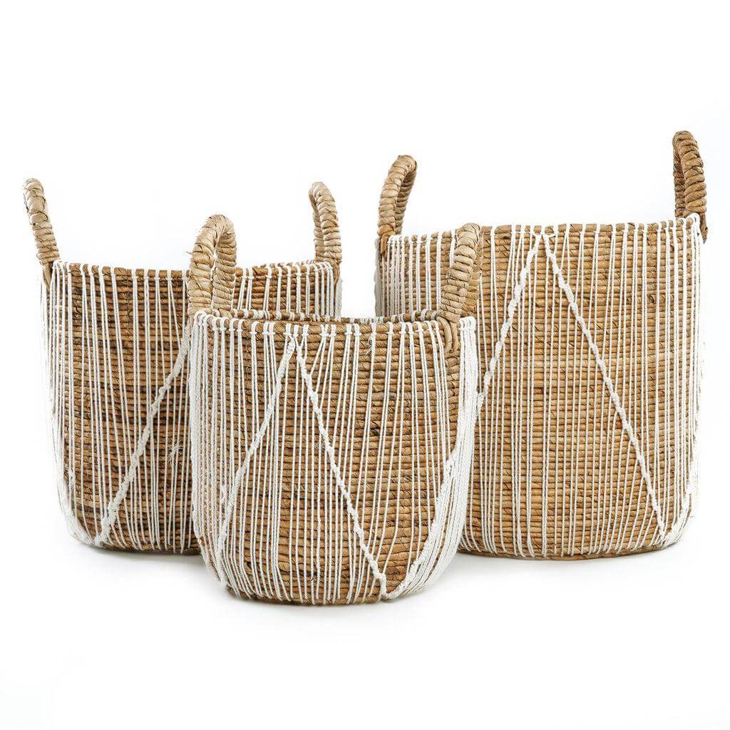 Set van drie natuurlijke zeegras manden met wit katoenen macramépatroon, ideaal voor opslag of decoratie.