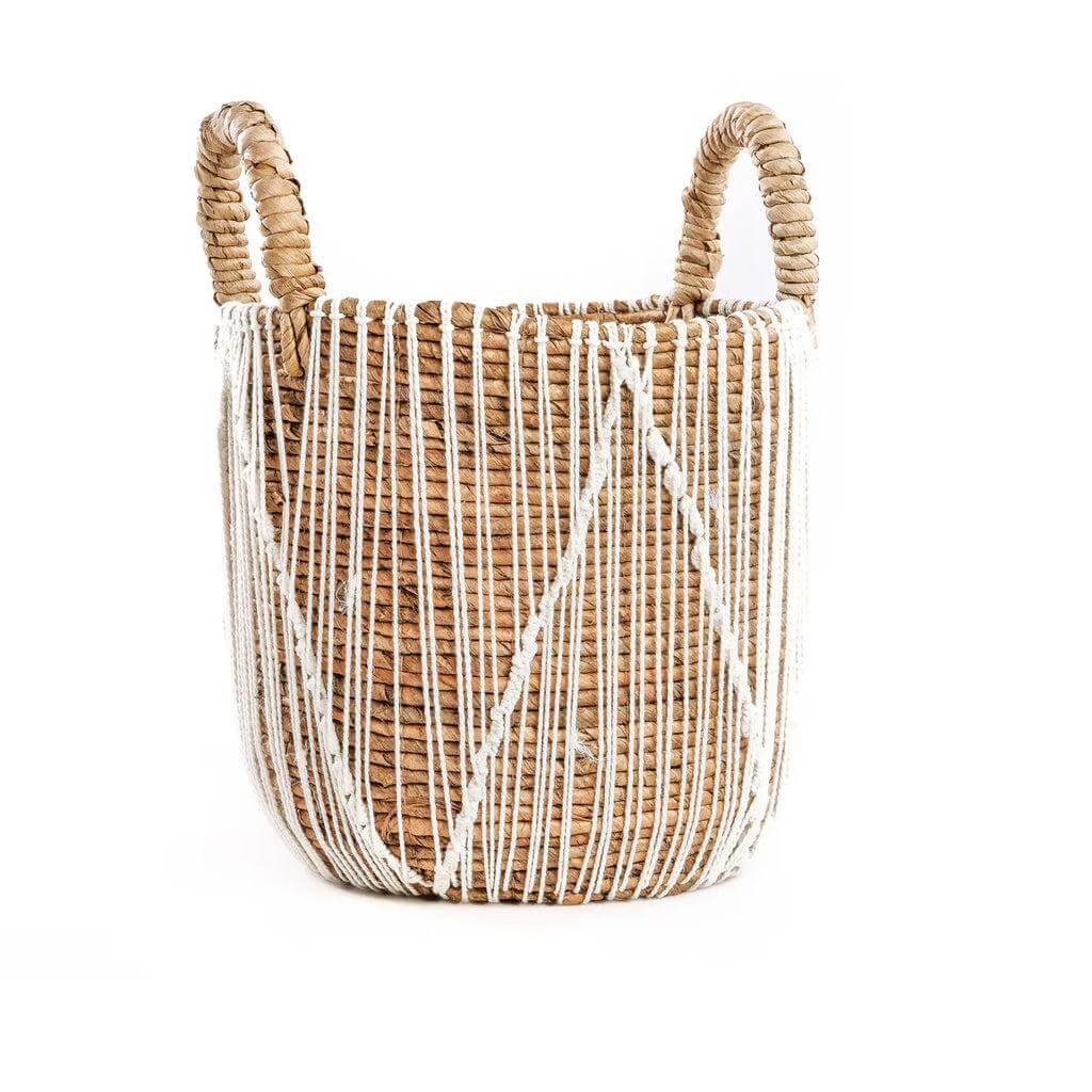 Stijlvolle macrame mand van zeegras met wit katoen patroon, perfect voor tijdschriften, speelgoed of potplant. Duurzaam en natuurlijk design.