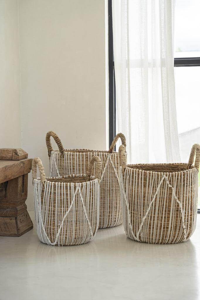 De Straight Stitched Macrame Mand S in drie maten, natuurlijke uitstraling met wit katoenen patroon, ideaal voor opslag en decoratie.