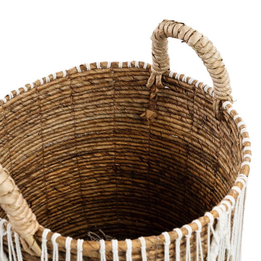 Handgemaakte zeegras mand met witte katoenen macrame details, perfect voor decoratie of opberging in een natuurlijke stijl.