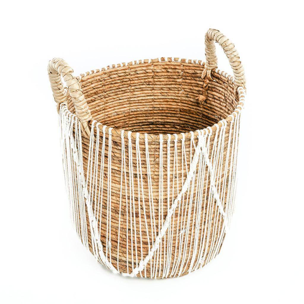 Handgemaakte zeegras mand met wit macramé patroon, perfect voor opslag of decoratie. Duurzaam en stijlvol ontwerp voor elk interieur.