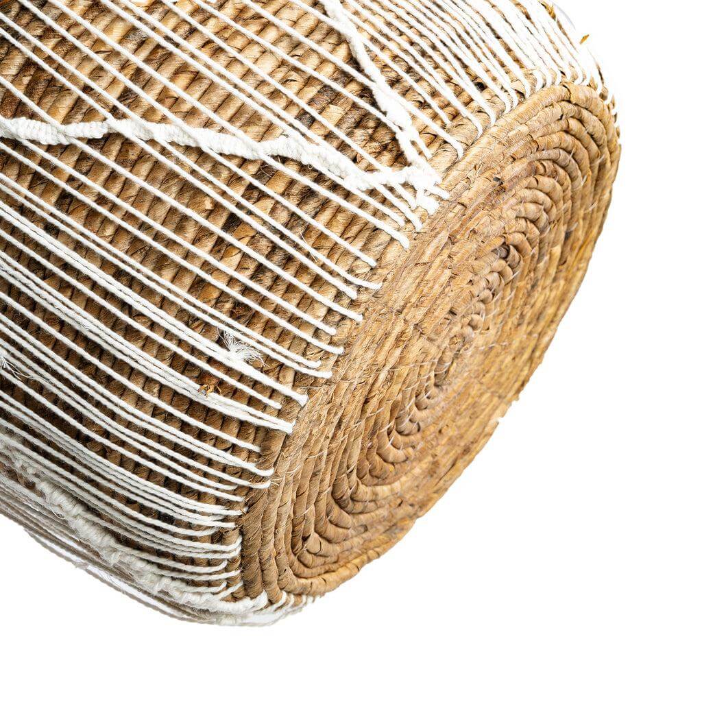 Macramé mand van zeegras met wit katoenen patroon, duurzaam en natuurlijk design, ideaal voor opslag of planten, mooie textuur.