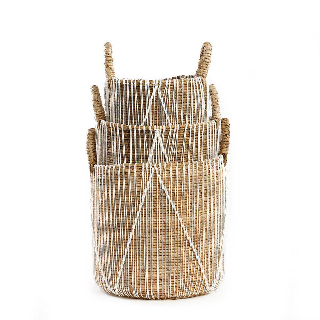 Drie handgemaakte zeegras manden met wit macramé patroon, perfect voor opbergen. De duurzame en stijlvolle manden zijn stapelbaar. Kleur: Naturel.