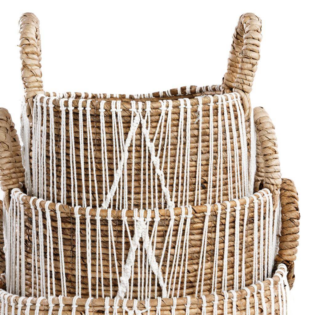 Drie opgestapelde macramé manden van zeegras met wit patroon, perfect voor decoratie en opslag. Natuurlijke, duurzame uitstraling.