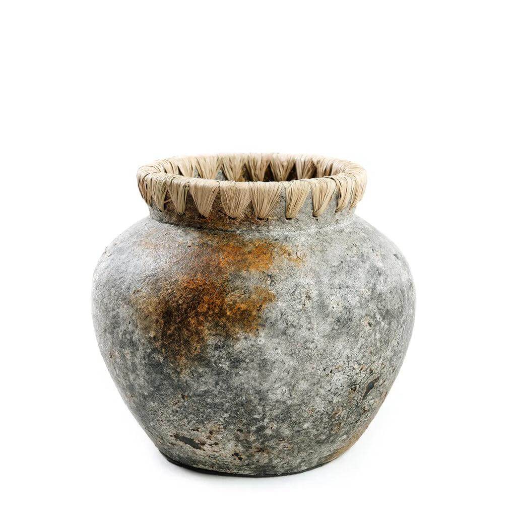 Antieke grijze terracotta vaas met raffiadetail, perfect voor droogbloemen. Stijlvol en uniek ontwerp voor elk interieur.