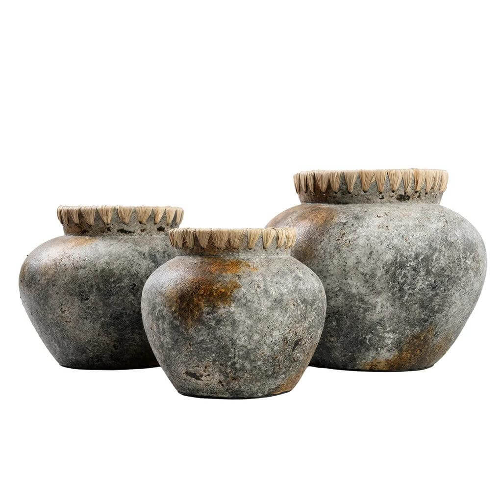 Drie antieke grijze terracotta vazen met raffiadetail, ideaal voor droogbloemen. Verkrijgbaar in drie maten, niet waterdicht.